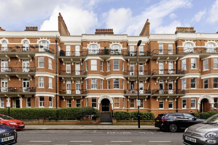 			2 Bedroom, 1 bath, 1 reception Flat			 Biddulph Mansions, Maida Vale